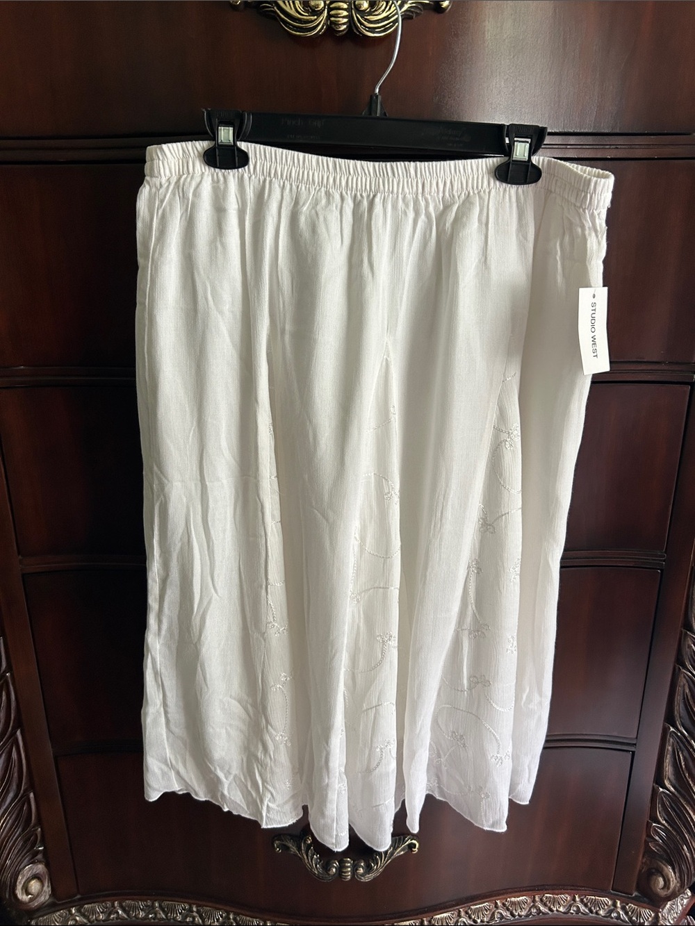 Studio West White Embroidered Elastic-Waist Midi Skirt